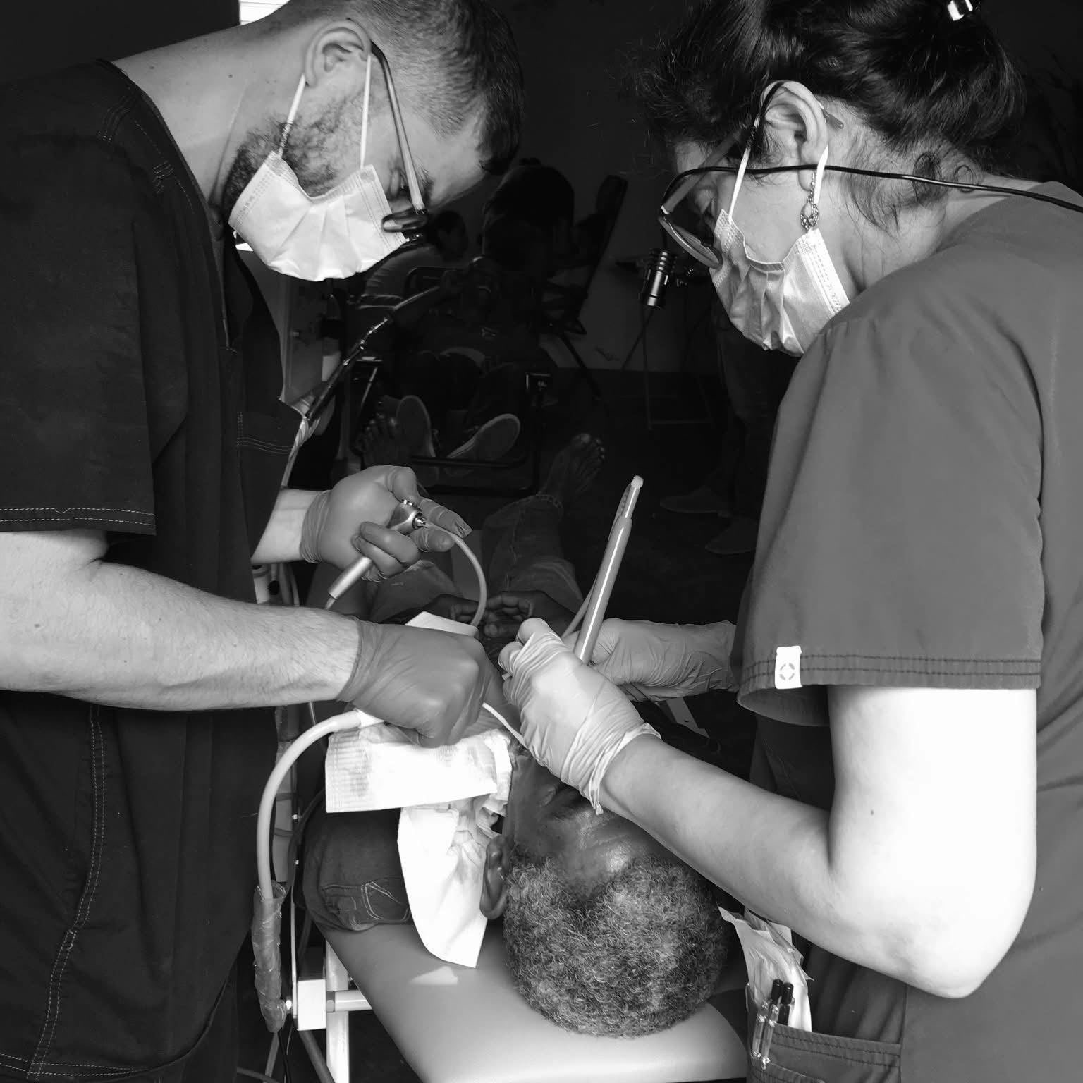 Equipo de profesionales de la jornada de limpieza dental